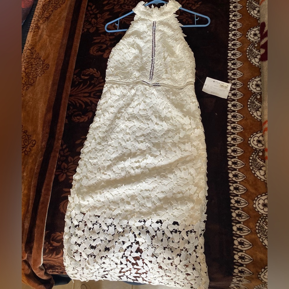 Beautiful off white dress bought it at Macy’s. Haven’t worn the dress.